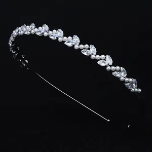 Elegante cerchietto argento con zirconi a foglia e perle per occasioni cerimoniali
