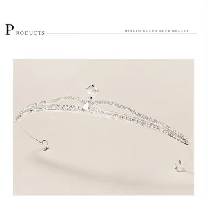 Détail d'un diadème de mariée argenté avec cristaux scintillants et pierre centrale carrée