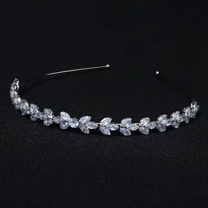 Diadema plateada con hojas de circón de corte marquesa para eventos sociales de gala