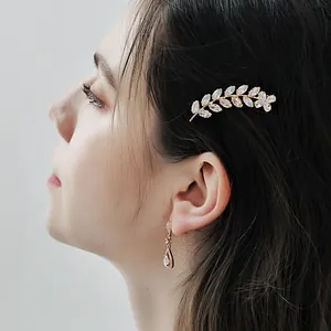 Barrette dorée élégante et boucles d'oreilles assorties avec cristaux de zircon brillants