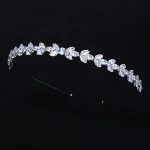 Elegante diadema plateada con cristales de circonita corte marquesa y diseño de hoja