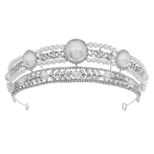 Elegante tiara de novia plateada con perlas grandes y brillantes motivos de hojas