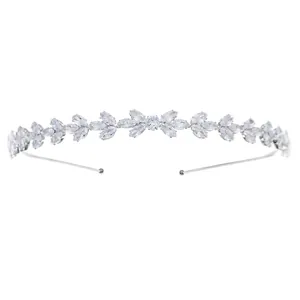 Diadema elegante de metal plateado con circonitas en forma de hoja sobre fondo blanco