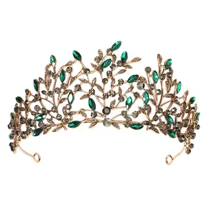 Corona da sposa barocca vintage dorata con strass verde smeraldo su sfondo bianco