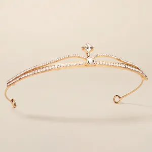 Couronne de mariée dorée avec strass carrés et gouttelettes sur fond beige uni