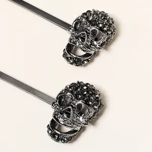 Pasadores de calavera gótica con diamantes de imitación en fondo minimalista