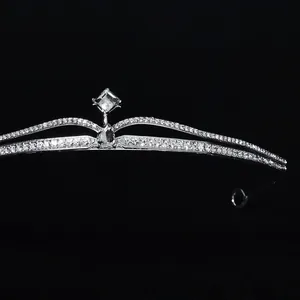 Couronne de mariée élégante en argent avec strass sur fond noir professionnel