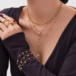 Böhmisches Gold-Schmuckset mit mehrlagigen Sternenhalsketten und Zirkonia-Ringen am Model