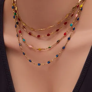 Collana a strati colorata con ciondoli in smalto su catene placcate in oro