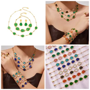 Detailsicht auf facettierte Tropfen-Opal-Schmucksets mit mehrlagigen Edelstahlketten