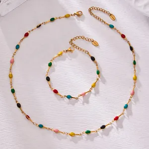 Set collana e bracciale in acciaio inossidabile dorato con ciondoli in smalto colorato