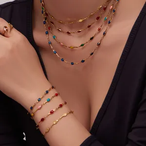 Set collana e bracciale a maglie in smalto colorato dorato per un vivace look estivo