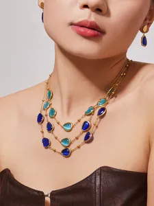 Dreilagige goldene Halskette mit blauen Tropfen-Opalsteinen an einem Model