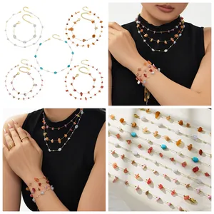Detail von buntem Edelstein Perlenhalskette und Armband Set mit Perlenakzenten
