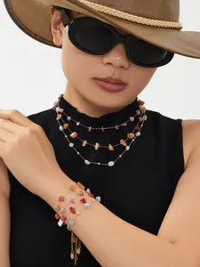 Details von bunter Perlenkette und Armband-Set an einem Modemodell mit Sonnenhut