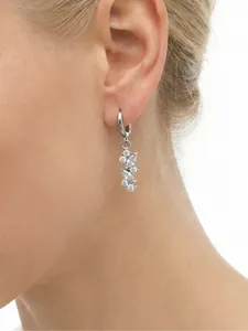 Dettaglio di orecchini a nappa in argento con zirconi marquise indossati da una modella