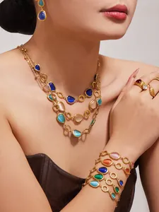 Detailansicht des böhmischen Goldschmuck-Sets mit bunten Tropfensteinen in Schichten
