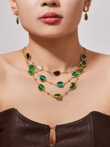 Detailansicht der dreilagigen Goldkette mit bunten tropfenförmigen Steinen am Modell