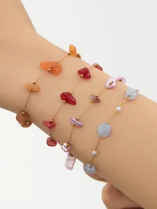 Detail von handgefertigten Perlenarmbändern mit bunten Natursteinen und kleinen Perlen