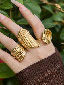 Detailaufnahme von Ringen mit Goldhammerschlagtextur und unregelmäßigem Schmuckdesign