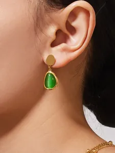 Detailansicht der facettierten smaragdgrünen Katzenaugen-Ohrringe mit Goldstecker