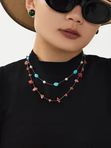 Detailansicht der zweilagigen Perlenkette mit Türkis und rosa Steinen am Model getragen