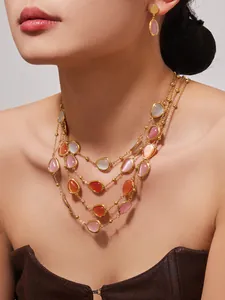 Dreilagige Goldkette mit Opal-Wassertropfen-Anhängern und passenden Ohrringen