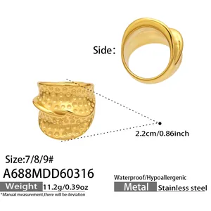 Detailansicht des 18k vergoldeten Edelstahlrings mit Hammerschlag-Textur und Knotendesign