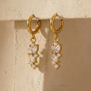 Eleganti orecchini a nappa in acciaio placcato oro 18k con pietre di zircone