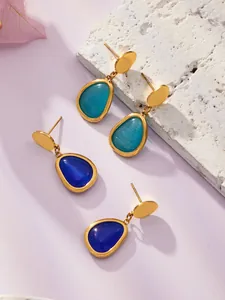 Detail von tropfenförmigen Katzenaugen-Ohrringen in Blau und Grün mit Goldfinish