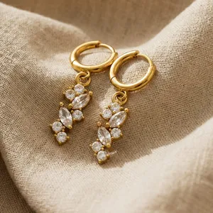 Orecchini minimalisti in acciaio placcato oro 18k con pietre di zircone scintillanti