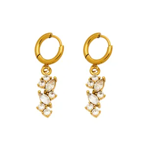 Orecchini a nappa in acciaio placcato oro 18k con zirconi a marquise e stile minimal