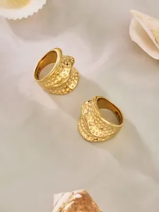 Detail von 18k vergoldeten Edelstahlringen mit gehämmerter Wellentextur am Rand