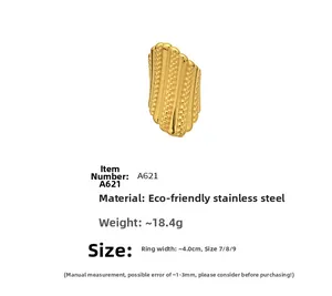 Detail eines 4 cm breiten Gold-Edelstahlrings mit Hammerschlag-Textur und 18,4 g Gewicht