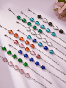 Detailaufnahme bunter Tropfen-Opal-Armbänder mit Ketten aus rostfreiem Edelstahl