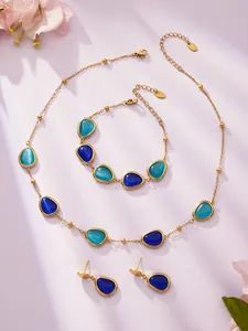 Detailliertes Set mit blauem Tropfen-Katzenaugenstein-Halskette, Armband und Ohrringen auf Gold