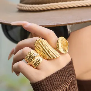 Dreiteiliges geometrisches Set aus gehämmerter 18K vergoldeter Edelstahlringe