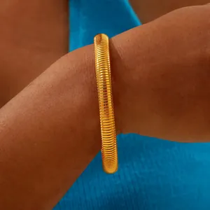 Fashionable 18k gold plated stainless steel elastic bangle with ribbed texture for women