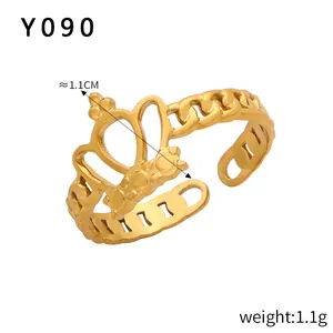 Dettaglio anello a corona dorato regolabile con dimensioni 1.1cm e peso di 1.1g
