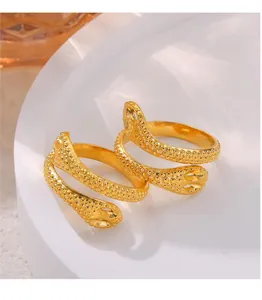Macro di anello a forma di serpente placcato in oro con squame testurizzate e design multistrato