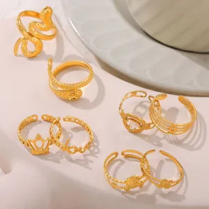 Set di 7 anelli bohémien dorati con serpente, corona e motivi d'amore in acciaio inox