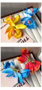 Détail de pinces orchidée montrant les pétales en tissu et le clip en métal