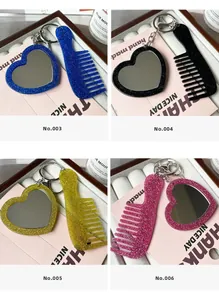 Dettaglio di portachiavi a specchio e pettine a cuore glitter in blu, nero, giallo e rosa