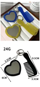 Dettaglio macro dello specchio a cuore in acrilico glitterato e mini pettine per capelli