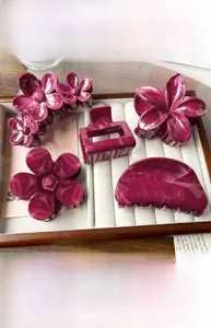 Set di fermagli per capelli bordeaux marmorizzato su vassoio in velluto bianco