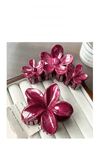 Dettaglio del set mollette per capelli a fiore effetto marmo in resina bacca