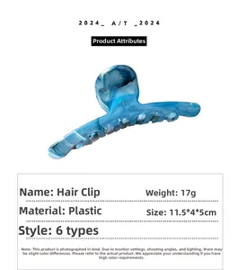 Détail d'une pince à cheveux motif marbre bleu mesurant onze virgule cinq centimètres