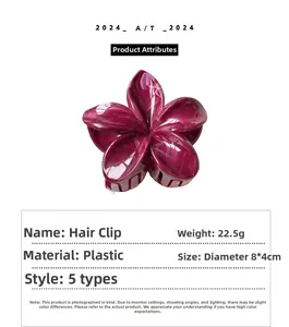 Dettaglio della molletta per capelli a fiore marmorizzato con dimensioni 8x4cm