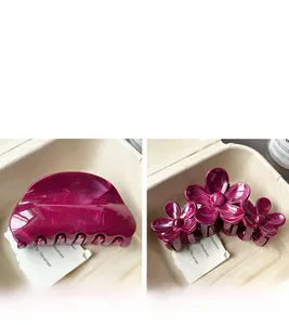 Set molletta per capelli in resina bordeaux marmorizzato con piccole clip a fiore