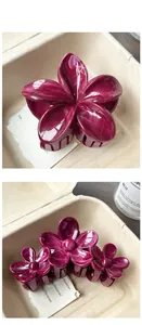 Dettaglio molletta per capelli a fiore effetto marmo nei toni bordeaux e bianco